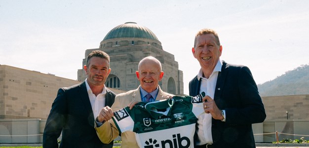 In Photos: Buderus and Parr hand jersey to War Memorial